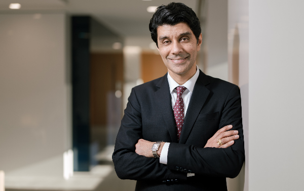 Noch hat Raja Akram nicht als Finanzvorstand der Deutschen Bank losgelegt, doch rhetorisch fügt er sich bereits in den Konzernsprech ein.