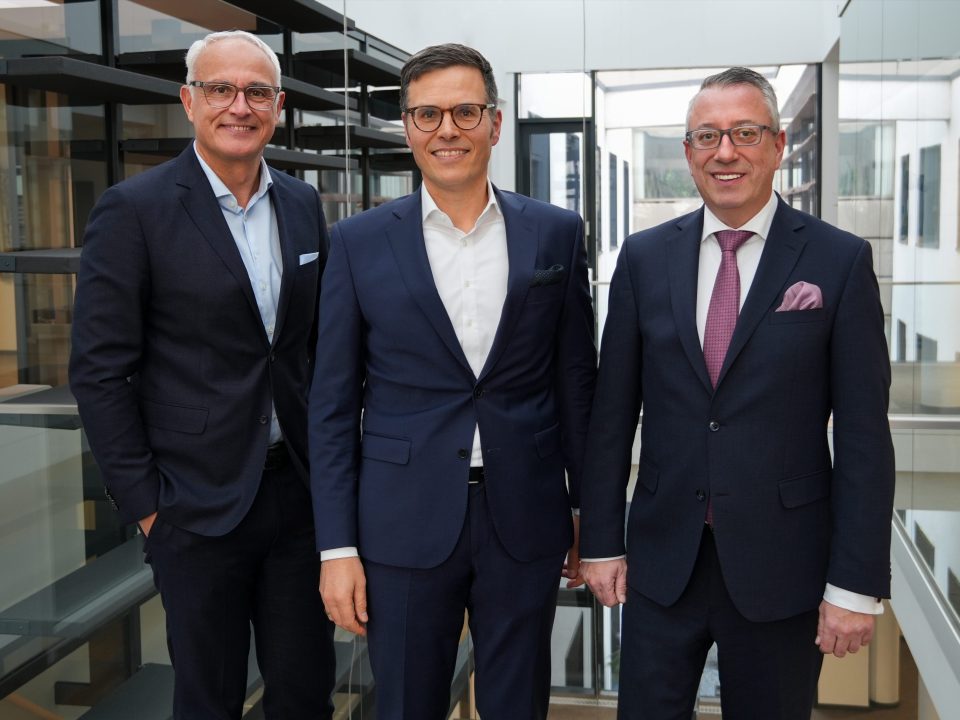 Christoph Gommans (Mitte), langjähriger Vorstand der Volksbank Krefeld, führt künftig als Chef die strauchelnde Volksbank Düsseldorf Neuss. Mit ihm kommt Olaf Kothes (links) von Krefeld nach Düsseldorf, während Timo Zimmermann (rechts) ein Eigengewächs der Volksbank Düsseldorf Neuss ist.