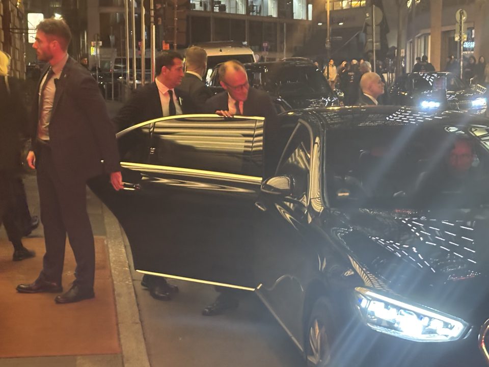 Kanzler Friedrich Merz bei der Abfahrt vom Frankfurter Hof