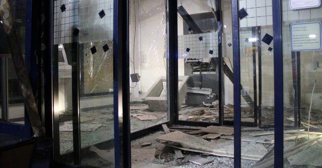 Der Schaden nach einer Sprengung. In Dormagen nahe Neuss musste die Statik des Gebäudes nach einem Angriff überprüft werden.