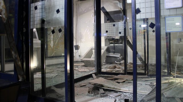 Der Schaden nach einer Sprengung. In Dormagen nahe Neuss musste die Statik des Gebäudes nach einem Angriff überprüft werden.