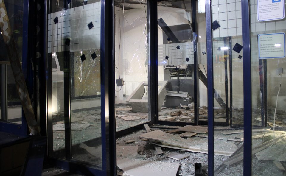 Der Schaden nach einer Sprengung. In Dormagen nahe Neuss musste die Statik des Gebäudes nach einem Angriff überprüft werden.
