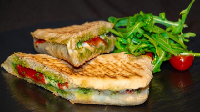 Panini mit Tomaten Käse und Rucola