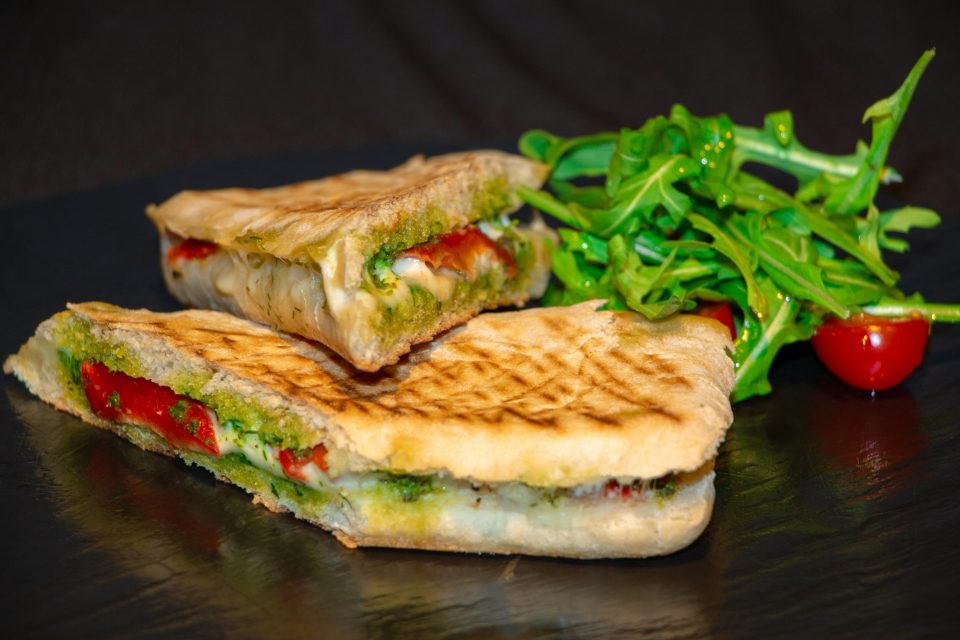 Panini mit Tomaten Käse und Rucola