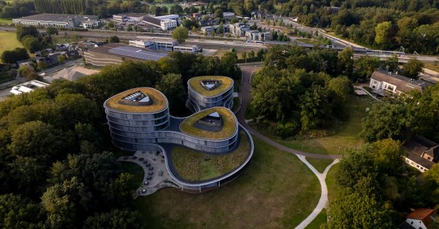 Grün umschlossen: Die Zentrale der Triodos Bank im niederländischen Driebergen-Rijsenburg nahe Utrecht