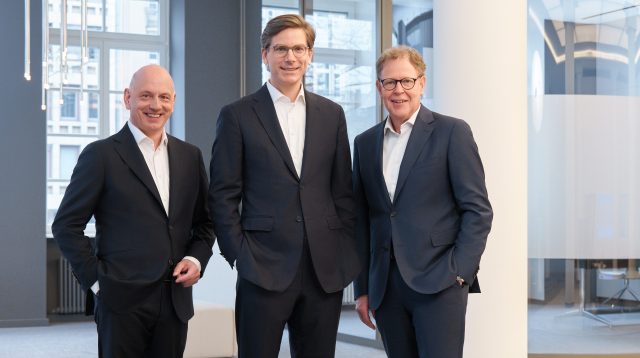 Der Vorstand der Wiesbadener Volksbank: Bankchef Matthias Hildner (Mitte), Jürgen Schäfer (links), Peter Marsch (rechts)