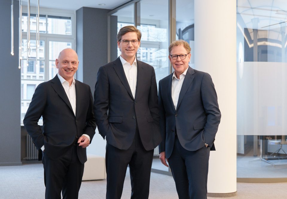 Der Vorstand der Wiesbadener Volksbank: Bankchef Matthias Hildner (Mitte), Jürgen Schäfer (links), Peter Marsch (rechts)