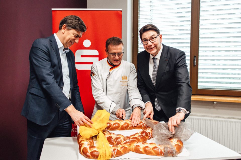 SVRP-Geschäftsführer Roman Frank, Bäckerinnungsvorstand Claus Becker und SVRP-Präsident Thomas Hirsch präsentieren die traditionelle Neujahrsbrezel, die Glück, Gesundheit und Wohlstand bringen soll.