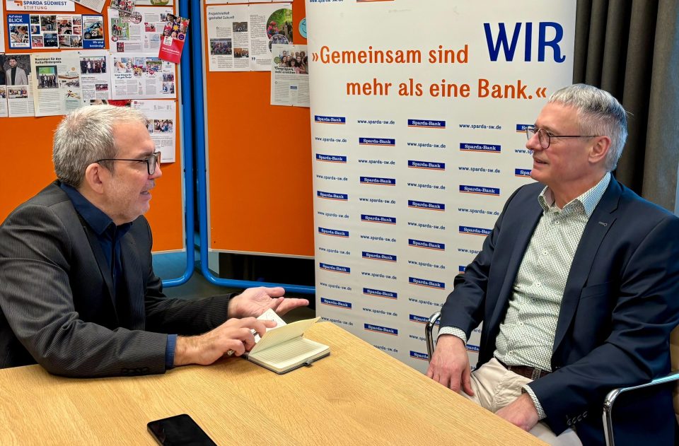 Manfred Stang (r.), Vorstandsvorsitzender der Sparda-Bank Südwest im Gespräch mit PLATOW.
