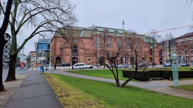 Rosengarten im Mannheim, Veranstaltungsort des Fondsprofessionell Kongresses: Außen grau und verregnet. Innen voll und bunt.
