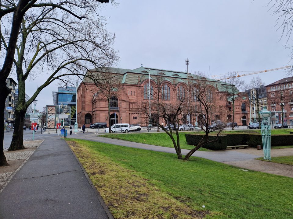 Rosengarten im Mannheim, Veranstaltungsort des Fondsprofessionell Kongresses: Außen grau und verregnet. Innen voll und bunt.