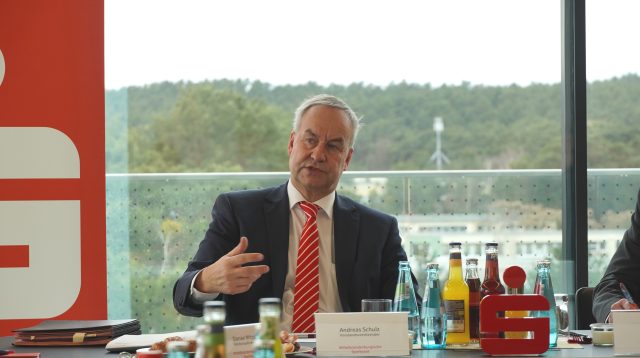 Andreas Schulz, Chef der Mittelbrandenburgischen Sparkasse, auf der Bilanzpressekonferenz in Potsdam