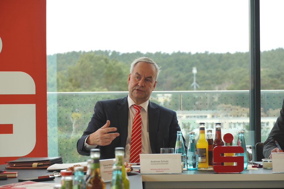 Andreas Schulz, Chef der Mittelbrandenburgischen Sparkasse, auf der Bilanzpressekonferenz in Potsdam