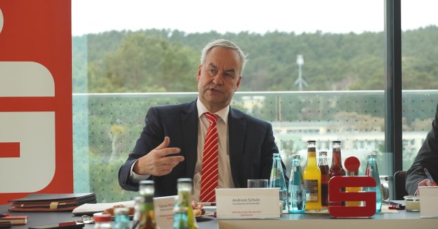 Andreas Schulz, Chef der Mittelbrandenburgischen Sparkasse, auf der Bilanzpressekonferenz in Potsdam