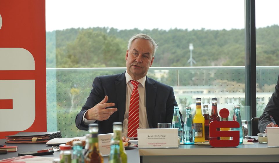 Andreas Schulz, Chef der Mittelbrandenburgischen Sparkasse, auf der Bilanzpressekonferenz in Potsdam
