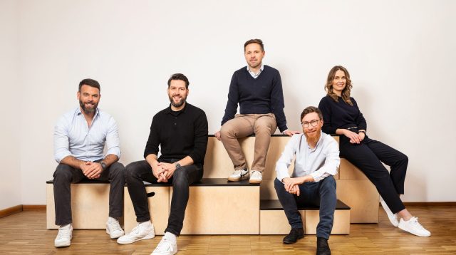 Das Führungsteam der Amberra von links nach rechts: Moritz Otterbach (Head of Investments), Björn Schmuck (Geschäftsführer), Christian Haß (Head of Venture Building), Martin Kulik (Head of Partnering and Integration) und Bernadett Faßhauer-Kotte (Head of Strategic Growth)