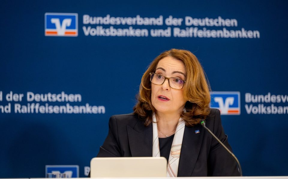 BVR-Präsidentin Marija Kolak wirbt in Frankfurt für die geplante Reform der Sicherungseinrichtung.