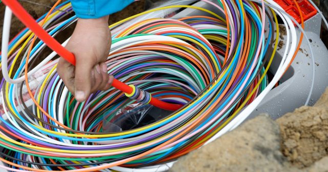 Um Glasfaserkabel nicht zu verwechseln, werden sie farbig ummantelt. Behalten auch die Geldgeber den Überblick?