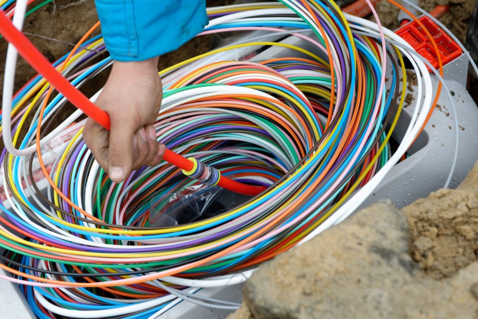 Um Glasfaserkabel nicht zu verwechseln, werden sie farbig ummantelt. Behalten auch die Geldgeber den Überblick?