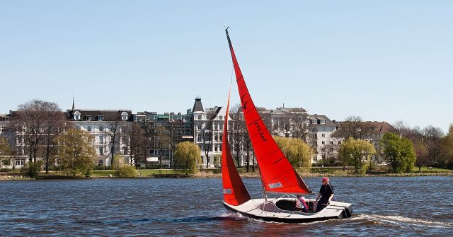 Segelboot auf der Hamburger Außenalster: Mehr Wind und weniger Verkehr als auf dem Rhein.