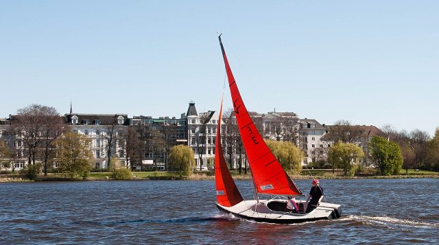Segelboot auf der Hamburger Außenalster: Mehr Wind und weniger Verkehr als auf dem Rhein.