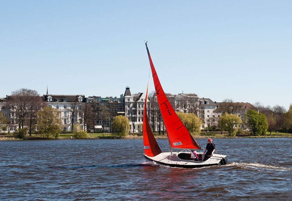 Segelboot auf der Hamburger Außenalster: Mehr Wind und weniger Verkehr als auf dem Rhein.