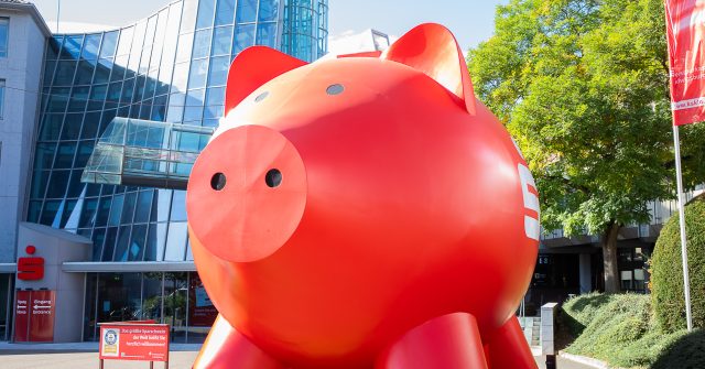 "Louise" das weltgrößte Sparschwein: Immer öfter lassen sich auch Private-Banking-Kunden mit riesigen Sparschweinen von den Sparkassen betreuen.