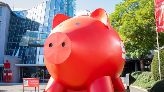 "Louise" das weltgrößte Sparschwein: Immer öfter lassen sich auch Private-Banking-Kunden mit riesigen Sparschweinen von den Sparkassen betreuen.