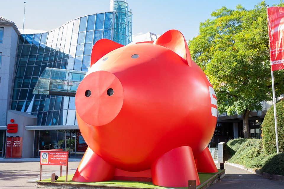 "Louise" das weltgrößte Sparschwein: Immer öfter lassen sich auch Private-Banking-Kunden mit riesigen Sparschweinen von den Sparkassen betreuen.