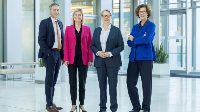 Die Führung der NRW.Bank (v.l.n.r.): Risikovorstand Peter Stemper, Marktvorstand Johanna Antonie Tjaden-Schulte, Vorstandsvorsitzende Gabriela Pantring und Finanzvorstand Claudia Hillenherms.