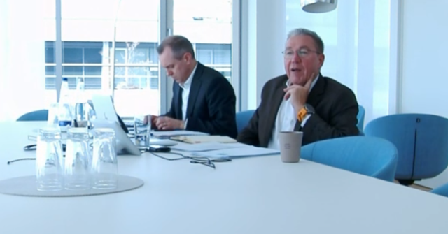 Andreas Kolb, Stellvertretender Vorsitzender und Finanzvorstand der VKB, im Online-Gespräch mit PLATOW. Im Hintergrund: Ralf Wengerter, Leiter Konzernkommunikation, Pressesprecher Konzern Versicherungskammer.