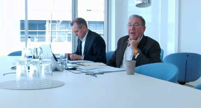 Andreas Kolb, Stellvertretender Vorsitzender und Finanzvorstand der VKB, im Online-Gespräch mit PLATOW. Im Hintergrund: Ralf Wengerter, Leiter Konzernkommunikation, Pressesprecher Konzern Versicherungskammer.