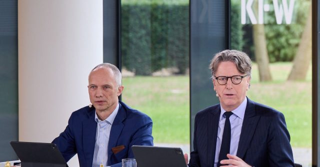KfW-Chef Stefan Wintels (rechts) und Finanzvorstand Bernd Loewen (links) präsentieren die Bilanz der Förderbank.