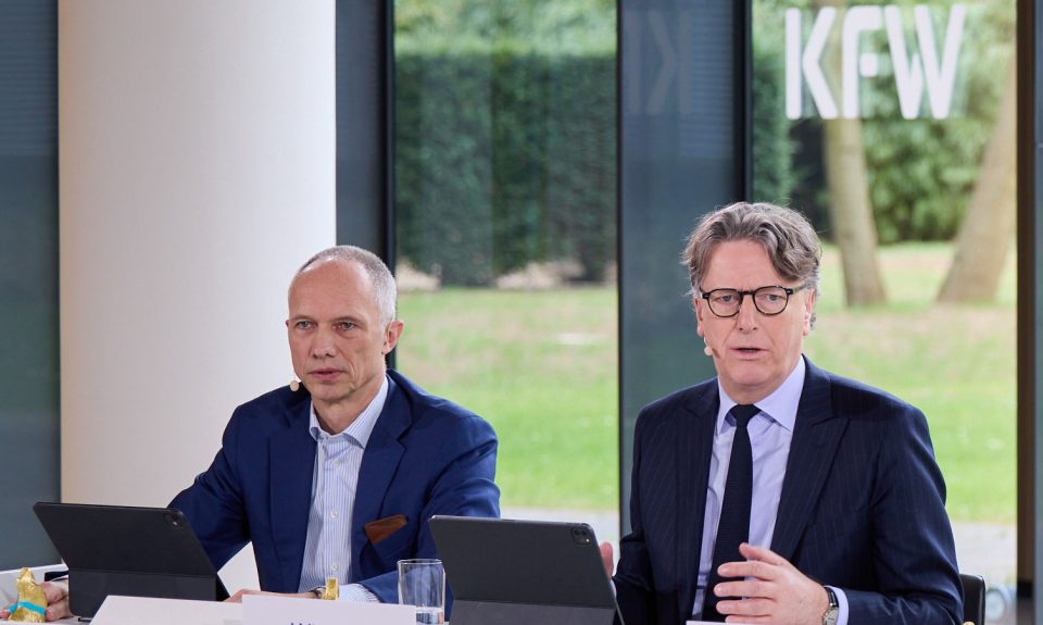 KfW-Chef Stefan Wintels (rechts) und Finanzvorstand Bernd Loewen (links) präsentieren die Bilanz der Förderbank.