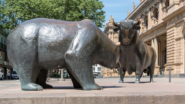 Bulle und Bär vor der Frankfurter Börse. Die Stadt hat mit Spectrum einen Handelsplatz für Turbo-Zertifikate verloren.