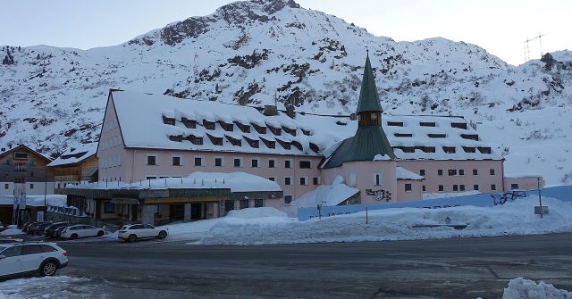 Hospiz am Arlberg im März 2025: Trübes Wetter, trübe Aussichten für Investoren.