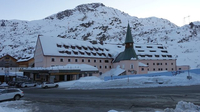 Hospiz am Arlberg im März 2025: Trübes Wetter, trübe Aussichten für Investoren.