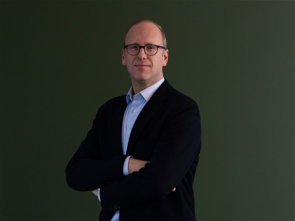 Oliver Pfeil, der Vorstandsvorsitzende der Ökoworld AG, gibt sich trotz des Gewinneinbruchs optimistisch.