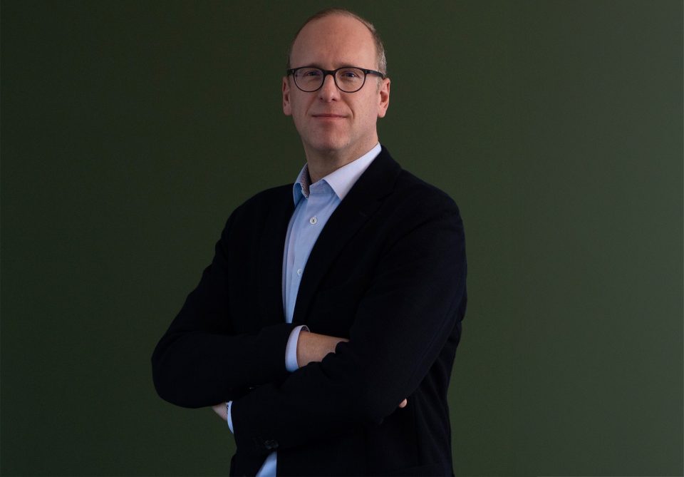 Oliver Pfeil, der Vorstandsvorsitzende der Ökoworld AG, gibt sich trotz des Gewinneinbruchs optimistisch.
