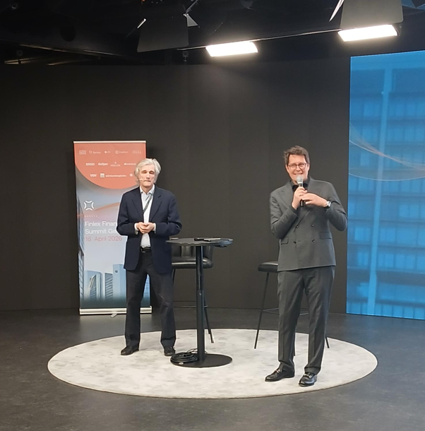 Sven Erichsen, Non-Executive Director und Cyberexperte bei Finlex (li.) Thomas Bischof, Sach-Vorstand der BarmeniaGothaer auf dem Financial Lines Summit Germany" in Frankfurt.