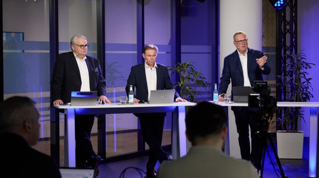 Jahrespressekonferenz der Zurich Deutschland 2025. Pressechef Bernd Engelien, CFO Torsten Utecht, CEO Carsten Schildknecht (v.l.n.r.).