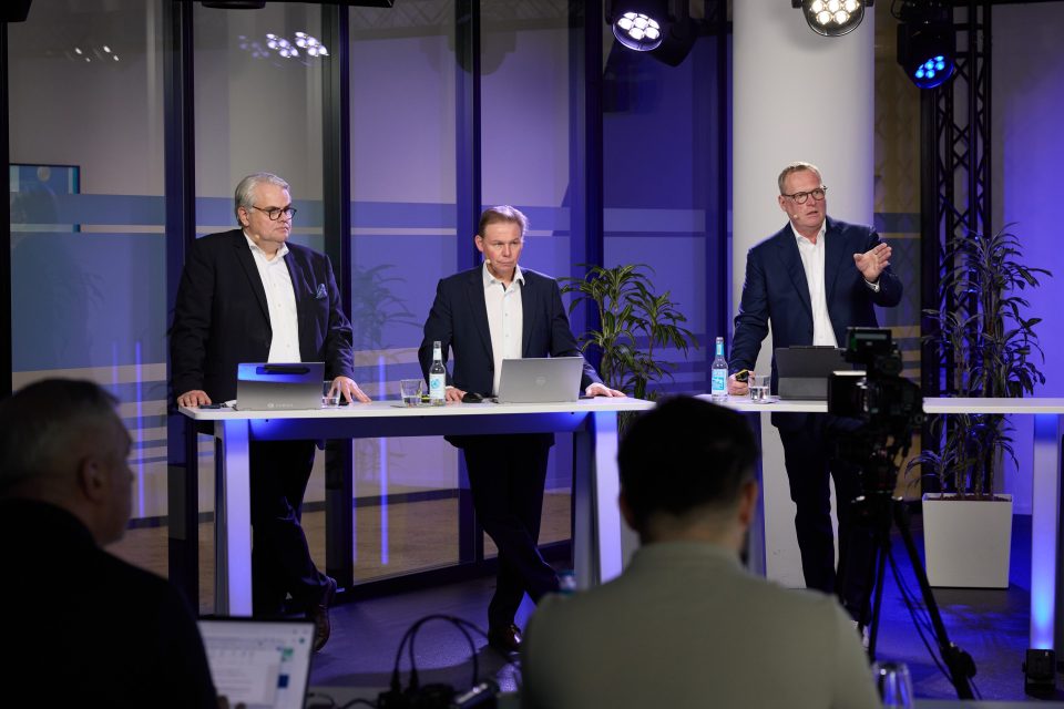 Jahrespressekonferenz der Zurich Deutschland 2025. Pressechef Bernd Engelien, CFO Torsten Utecht, CEO Carsten Schildknecht (v.l.n.r.).