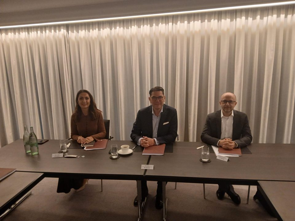 Viridium-Vorstand, Jahrespressekonferenz 2025.
Sara Yussefi-Porschokuh, Chief People and Communications Officer, Tilo Dresig
(CEO) und Christoph Kecher (CTO).