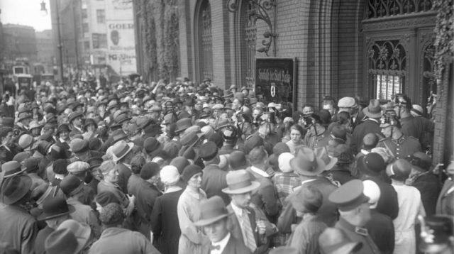 Im Kampf um ihre Spareinlagen! Massenandrang der Sparer vor der städtischen Sparkasse in Berlin.