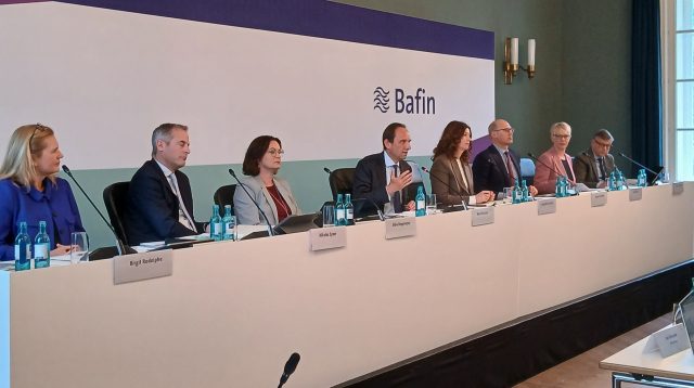 Die Führung der Bafin (v.l.n.r.): Birgit Rodolphe (Anti-Geldwäsche), Nikolas Speer (Banken), Silke Deppmeyer (Verwaltung), Präsident Mark Branson, Pressechefin Jacqueline Juknat, Rupert Schaefer (Strategie), Julia Wiens (Versicherungen), Thorsten Pötzsch (Wertpapiere)