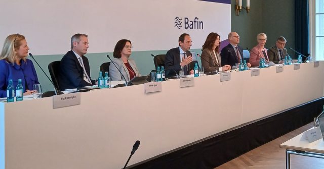 Die Führung der Bafin (v.l.n.r.): Birgit Rodolphe (Anti-Geldwäsche), Nikolas Speer (Banken), Silke Deppmeyer (Verwaltung), Präsident Mark Branson, Pressechefin Jacqueline Juknat, Rupert Schaefer (Strategie), Julia Wiens (Versicherungen), Thorsten Pötzsch (Wertpapiere)