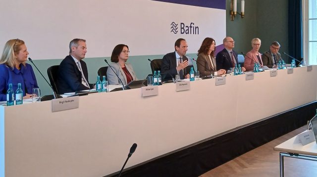 Die Führung der Bafin (v.l.n.r.): Birgit Rodolphe (Anti-Geldwäsche), Nikolas Speer (Banken), Silke Deppmeyer (Verwaltung), Präsident Mark Branson, Pressechefin Jacqueline Juknat, Rupert Schaefer (Strategie), Julia Wiens (Versicherungen), Thorsten Pötzsch (Wertpapiere)