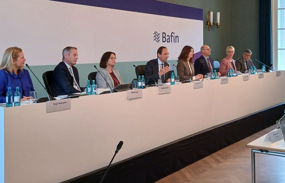 Die Führung der Bafin (v.l.n.r.): Birgit Rodolphe (Anti-Geldwäsche), Nikolas Speer (Banken), Silke Deppmeyer (Verwaltung), Präsident Mark Branson, Pressechefin Jacqueline Juknat, Rupert Schaefer (Strategie), Julia Wiens (Versicherungen), Thorsten Pötzsch (Wertpapiere)