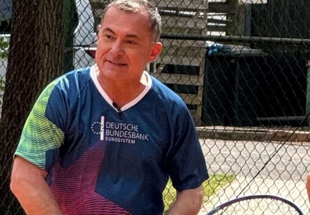 Bundesbank-Präsident Nagel mit Tennisschläger