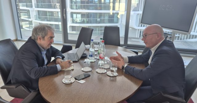 Michael Weidmann (r.), Vorstandsvorsitzender der Sparda-Bank Hessen, im Gespräch mit PLATOW
